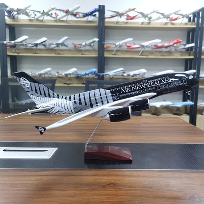 1:160 Scale 45 cm Diecast Model New Zealand Airlines Airbus A380 Resin Airbus Airplane With Light and Wheel Collection Display